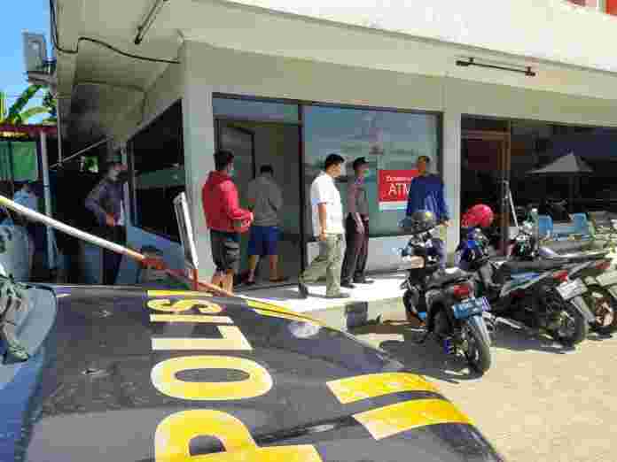 Cegah Kelangkaan BBM, Kanit Sabhara Polsek Ciampea Polres Bogor Patroli SPBU dan Cek Langsung Ketersediaan Stok BBM